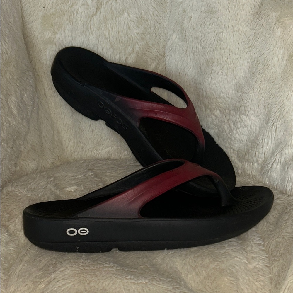 OOFOS Oolala Women's Sandals in Black and Red ombré
